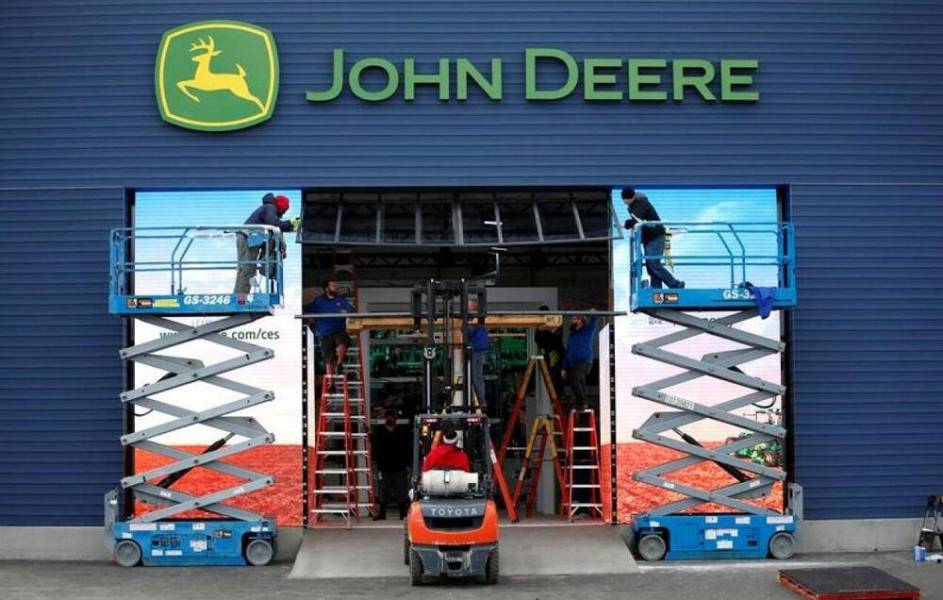 Компанія John Deere призупинила поставки техніки в росію