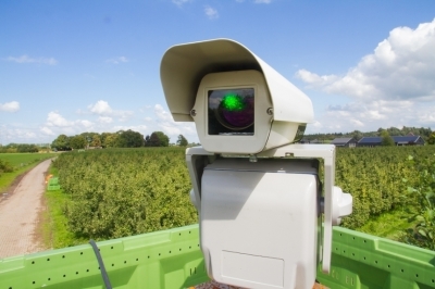Привет хай-тек: лазерная система спасает ягоды от птиц на полях