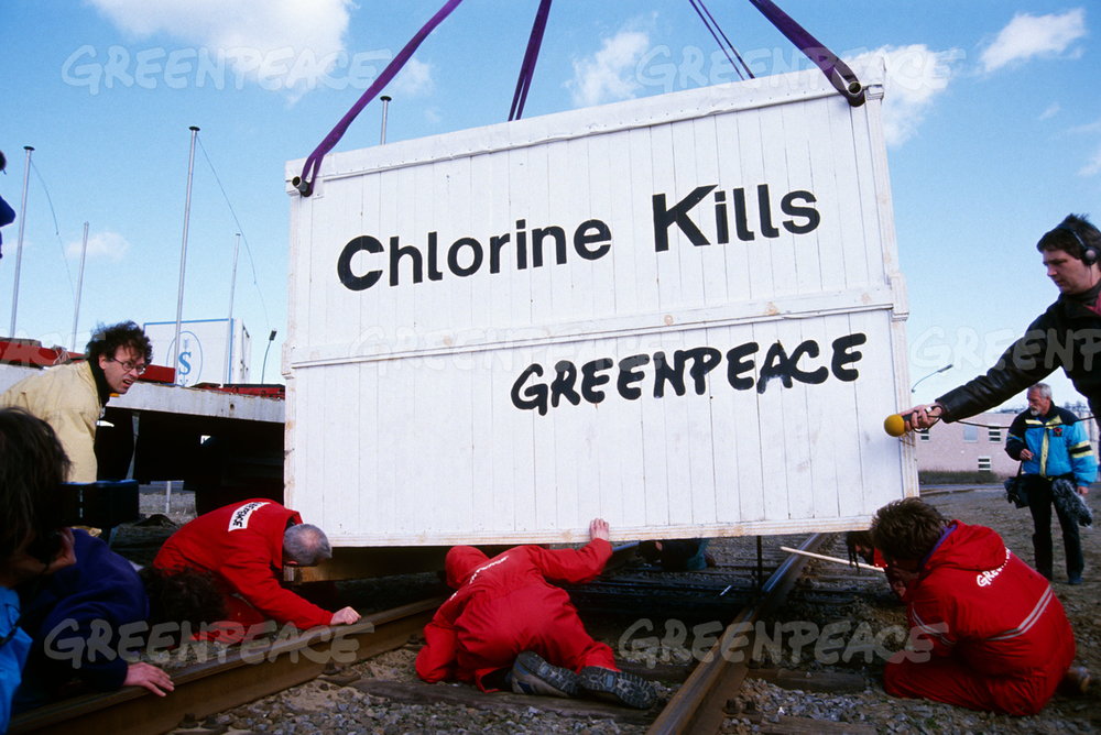Greenpeace блокирует дорогу в бельгийском Антверпене, 1993 год. 