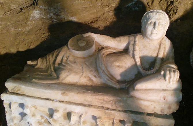 Скульптура, украшающая крышку одной из урн