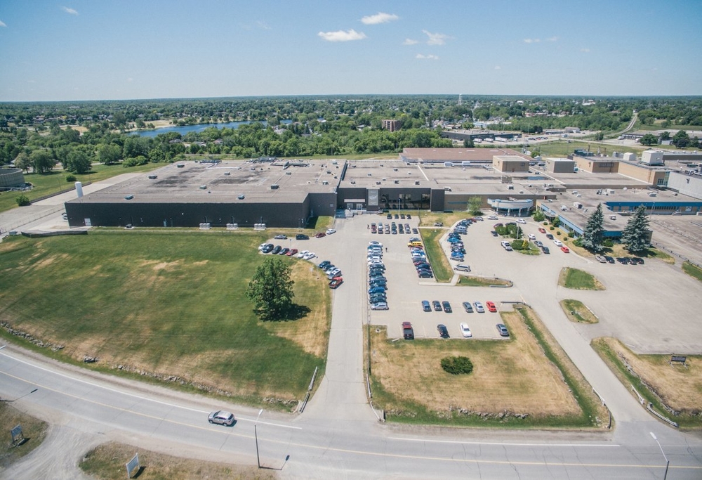 Canopy Growth  открыла свое производство в когда-то заброшенной шоколадной фабрике Hershey  в городке Смитс Фоллз, Онтарио.