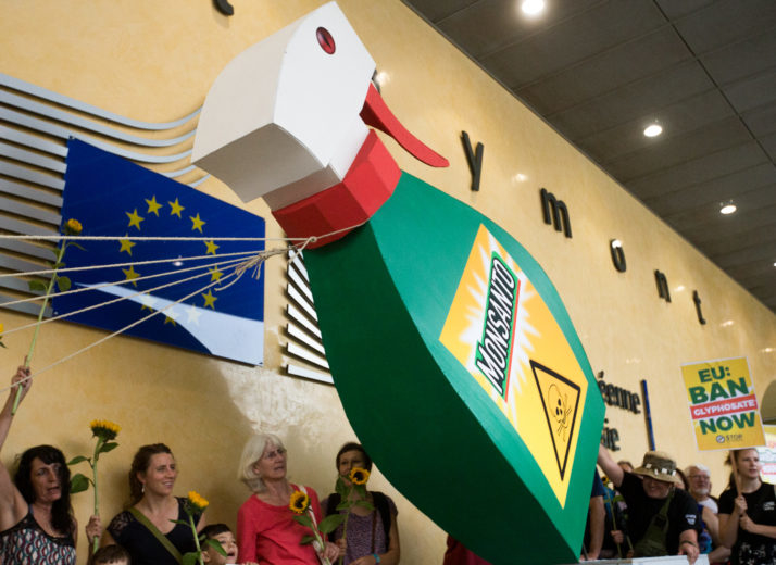 Люди символически свергают гигантскую бутылку глифосата перед Европейской комиссией в Брюсселе, Бельгия | Стефани Лекок / EPA